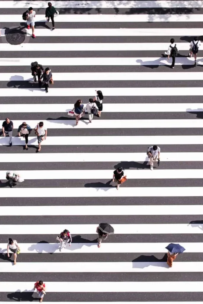Os pedestres do Japão são bastante organizados